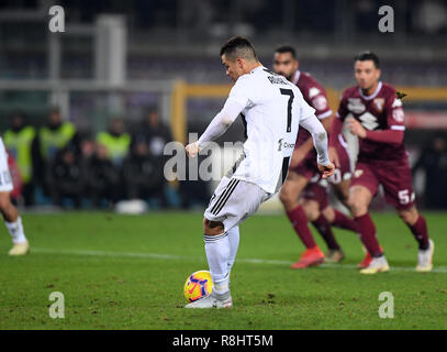 Turin, Italie. Le 15 décembre, 2018. La Juventus' Cristiano Ronaldo tire et les scores au cours de la Serie un match de football entre la Juventus et Torino à Turin, Italie, le 15 décembre 2018. La Juventus a gagné 1-0. Credit : Alberto Lingria/Xinhua/Alamy Live News Banque D'Images