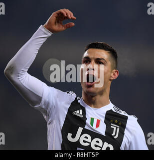 Turin, Italie. Le 15 décembre, 2018. La Juventus' Cristiano Ronaldo célèbre après avoir marqué au cours de la Serie un match de football entre la Juventus et Torino à Turin, Italie, le 15 décembre 2018. La Juventus a gagné 1-0. Credit : Alberto Lingria/Xinhua/Alamy Live News Banque D'Images