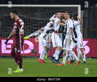 Turin, Italie. Le 15 décembre, 2018. Les joueurs de la Juventus' célèbre après le match de football Serie A entre la Juventus et Torino à Turin, Italie, le 15 décembre 2018. La Juventus a gagné 1-0. Credit : Alberto Lingria/Xinhua/Alamy Live News Banque D'Images