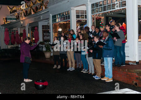 15 décembre 2018 - Village de Pinehurst, Caroline du Nord, États-Unis - 15 décembre 2018 - VILLAGE DE PINEHURST, Caroline du Nord, USA - Le Village de Pinehurst est embrasé avec les vues et les sons de Noël. Le Village de Pinehurst, situé dans une région connue sous le nom de ''les Dunes'' dans le comté de Moore, est dans le centre-sud de la Caroline du Nord. Bien qu'il a été créé en 1895, le Village n'est pas devenu une municipalité jusqu'en 1980. Pinehurst Resort abrite le célèbre Pinehurst no 2, l'élément central de Pinehurst Resort, reste l'un des plus célèbres parcours de golf. Il a servi comme site de golf plus seul Banque D'Images