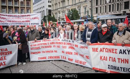 Les retraités vu portant des bannières qu'ils prennent part au cours d'un rassemblement dans le centre d'Athènes. Des milliers de retraités sont descendus dans la rue comme ils ont marché vers le bureau du Premier Ministre grec, exigeant le remboursement de l'ensemble des déductions qui ont été touchés dans leur retraite dans le cadre de mesures d'austérité. Banque D'Images