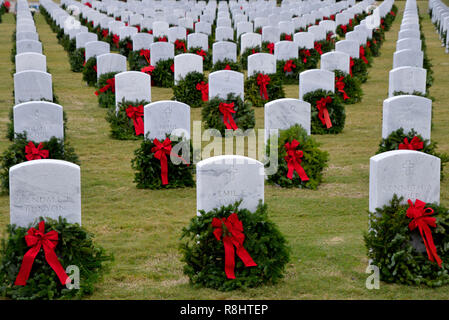 Mims, Florida, USA. Le 15 décembre 2018. Dépôt de gerbes au cimetière national de Cap Canaveral, sous ciel nuageux plus de 4300 couronnes étaient placées par des bénévoles sur les pierres tombales d'anciens combattants inhumés à cette nouvelle 318-acre au cours des couronnes de cimetière national à travers la Journée de l'Amérique. Crédit photo Julian Poireau / Alamy Live News Banque D'Images