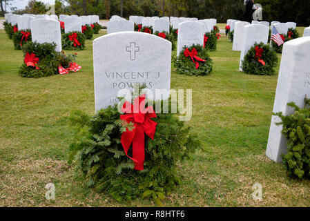 Mims, Florida, USA. Le 15 décembre 2018. Dépôt de gerbes au cimetière national de Cap Canaveral, sous ciel nuageux plus de 4300 couronnes étaient placées par des bénévoles sur les pierres tombales d'anciens combattants inhumés à cette nouvelle 318-acre au cours des couronnes de cimetière national à travers la Journée de l'Amérique. Crédit photo Julian Poireau / Alamy Live News Banque D'Images