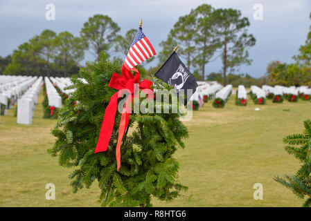 Mims, Florida, USA. Le 15 décembre 2018. Dépôt de gerbes au cimetière national de Cap Canaveral, sous ciel nuageux plus de 4300 couronnes étaient placées par des bénévoles sur les pierres tombales d'anciens combattants inhumés à cette nouvelle 318-acre au cours des couronnes de cimetière national à travers la Journée de l'Amérique. Crédit photo Julian Poireau / Alamy Live News Banque D'Images