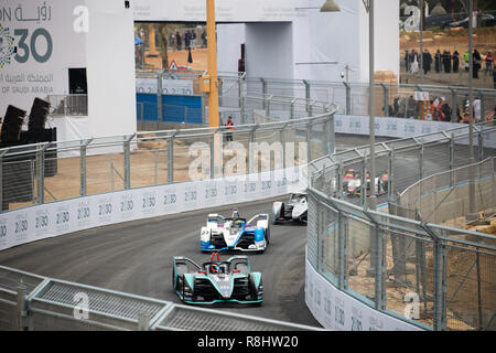 Ad Diriyah, l'Arabie Saoudite. 15 décembre 2018. Les pilotes dans la formule E de la saison pour la position jockey dans les premiers tours de la course. Crédit : Stephen Lioy/Alamy Live News Banque D'Images