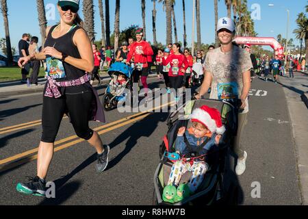 Los Angeles, USA. Le 15 décembre, 2018. Un groupe de personnes prennent part à la course de Noël à Los Angeles, aux États-Unis, le 15 décembre 2018. Credit : Qian Weizhong/Xinhua/Alamy Live News Banque D'Images