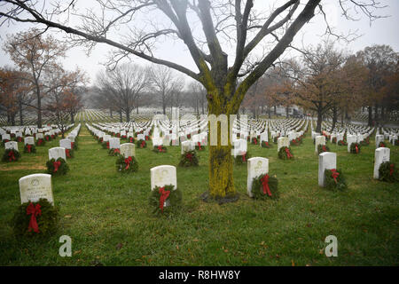 Washington, USA. Le 15 décembre, 2018. Des couronnes sont déposées au graves au cours de l'ensemble des couronnes le jour de l'Amérique au cimetière national d'Arlington à Arlington, Virginie, États-Unis, le 15 décembre, 2018. Credit : Liu Jie/Xinhua/Alamy Live News Banque D'Images
