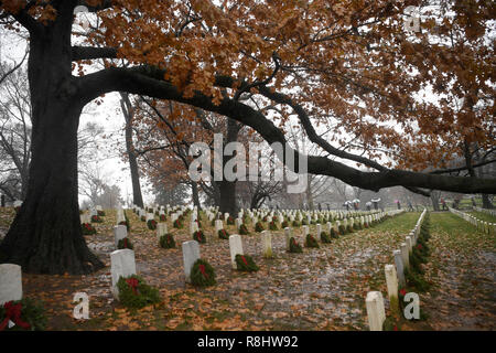 Washington, USA. Le 15 décembre, 2018. Des couronnes sont déposées au graves au cours de l'ensemble des couronnes le jour de l'Amérique au cimetière national d'Arlington à Arlington, Virginie, États-Unis, le 15 décembre, 2018. Credit : Liu Jie/Xinhua/Alamy Live News Banque D'Images