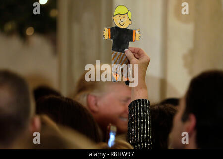 Washington, États-Unis d'Amérique. Le 15 décembre, 2018. Un invité est titulaire d'une découpe du papier en tant que Président des Etats-Unis, Donald J. Trump accueille le public lors de la Congressional à Maison Blanche à Washington le 15 décembre 2018. Crédit : Yuri Gripas/Piscine via CNP | Conditions de crédit dans le monde entier : dpa/Alamy Live News Banque D'Images