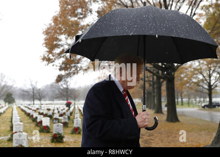 Arlington, Virginia, USA. Le 15 décembre, 2018. Le Président des Etats-Unis, Donald Trump, l'article 60 visites au cimetière national d'Arlington de Arlington. Crédit : Yuri Gripas/CNP/ZUMA/Alamy Fil Live News Banque D'Images