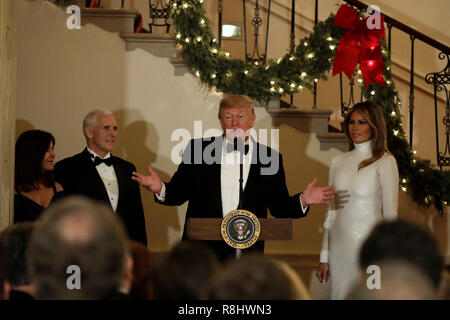 Le Président des Etats-Unis, Donald J. Trump rend les commentaires comme première dame Melania Trump, Vice-président des États-Unis, Mike Pence, et Karen Pence lors du Congrès le bal à Maison Blanche à Washington, DC Le 15 décembre 2018. Crédit : Yuri Gripas/CNP/MediaPunch via Piscine Banque D'Images