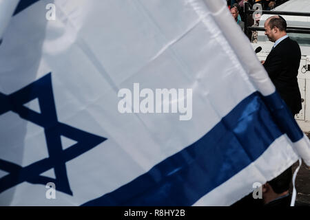 Jérusalem, Israël. 16 Décembre, 2018. NAFTALI BENNETT, la maison juive Chef de parti, Ministre de l'Éducation et ministre de Affaires de la Diaspora, montre son soutien et adresses Cisjordanie des colons. Des colons de Judée et Samarie ont protesté en face du bureau du premier ministre avant le début de la réunion hebdomadaire de sécurité accrue exigeant du gouvernement, les barrages routiers, l'interdiction des Palestiniens de Cisjordanie et la légalisation des routes C villes et avant-postes en réponse à une forte augmentation des attentats terroristes palestiniens. Credit : Alon Nir/Alamy Live News Banque D'Images