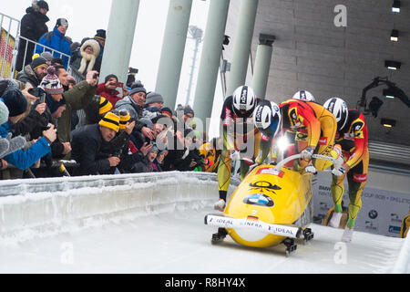 Winterberg, Allemagne. Dec 16, 2018. Bob, Coupe du monde, bob à quatre, 2e run dans la Veltins Arena de glace : Francesco Friedrich (avant), Candy, Martin Bauer et Thorsten Grothkopp Margis de Allemagne sauter dans leur bobsleigh au début. Credit : Christophe Gateau/dpa/Alamy Live News Banque D'Images