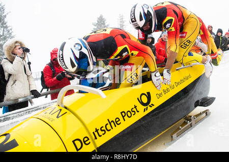 Winterberg, Allemagne. Dec 16, 2018. Bob, Coupe du monde, bob à quatre, 2e run dans la Veltins Arena de glace : Johannes Lochner (l-r), Marc Rademacher, Christopher Weber et Christian Rasp de Allemagne sauter dans leur bobsleigh au début. Credit : Christophe Gateau/dpa/Alamy Live News Banque D'Images