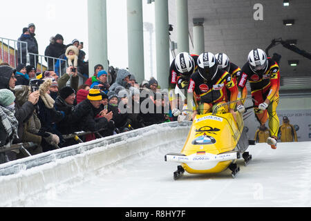 Winterberg, Allemagne. Dec 16, 2018. Bob, Coupe du monde, bob à quatre, 2e run dans la Veltins Arena de glace : Nico Walther (d'avant en arrière), Marko Hübenbecker, Alexander Rödiger et Eric Franke de Allemagne pousser leur bobsleigh au début. Credit : Christophe Gateau/dpa/Alamy Live News Banque D'Images
