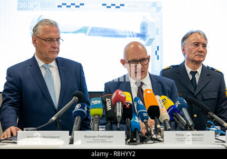 16 décembre 2018, la Bavière, Nuremberg : Thilo Bachmann (M), Chef Directeur de l'enquête criminelle de la police judiciaire de Nuremberg 1, parle aux côtés d'Fertinger Romain (r), commissaire de police du quartier général de la Police de Franconie centrale, et Joachim Herrmann (CSU), Ministre de l'Intérieur de Bavière, lors d'une conférence de presse sur l'arrestation des présumés knifeman couteau de Nuremberg. L'auteur est dit d'avoir poignardé trois femmes le 13 décembre à de courts intervalles dans environ trois heures. Photo : Daniel Karmann/dpa Banque D'Images