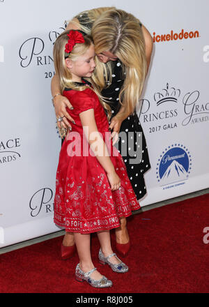 HOLLYWOOD, LOS ANGELES, CA, USA - 24 octobre : la chanteuse/actrice Jessica Simpson (portant une robe Alaia, Saint Laurent chaussures, Edie Parker de l'embrayage, Neil Lane anneau, Hearts on Fire diamond bracelet et boucles d'Butani) et fille Maxwell Johnson (portant une robe Gucci, Mona Lisa, bandeau et Dolce & Gabbana chaussures) arriver à la 2017 Princess Grace Awards de Kickoff événement tenu au studios Paramount le 24 octobre 2017 à Hollywood, Los Angeles, Californie, États-Unis. (Photo par Xavier Collin/Image Press Office) Banque D'Images