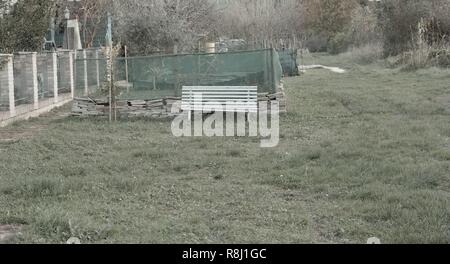Banc blanc isolé dans le jardin (Pesaro, Italie, Europe) Banque D'Images
