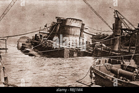 Le sabordage de la flotte allemande réalisée le 21 juin 1919 a eu lieu à la base de la Royal Navy à Scapa Flow dans les Orcades, en Écosse, après la Première Guerre mondiale. La flotte de haute mer a été internés en vertu des conditions de l'Armistice alors que les négociations ont eu lieu sur le sort des navires, mais l'amiral Ludwig von Reuter a décidé de saborder la flotte, mais la garde côtière s'échouer 22 du 74 navires internés. La photo illustre une des nombreuses épaves ont été récupérés au cours des deux dernières décennies et ont été remorqué pour la mise au rebut. Banque D'Images