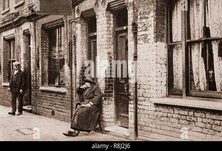 Le taudis non logement en terrasses en Angleterre en 1919, a inspiré le roi George V d'appel d'autorités locales de construire de meilleures maisons pour la classe ouvrière à travers le pays. Banque D'Images