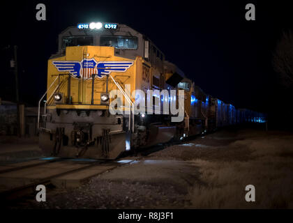 Union Pacific train de fret passant par Alpine, une petite ville située dans l'ouest jusqu'au Texas. Banque D'Images
