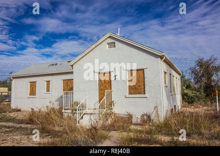 Vieille maison avec porte et fenêtres placardées Banque D'Images