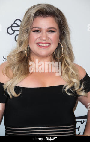 BEVERLY HILLS, LOS ANGELES, CA, USA - Le 13 octobre : la chanteuse Kelly Clarkson arrive au pouvoir des femmes de la variété Los Angeles 2017 tenue à l'hôtel Beverly Wilshire Hotel le 13 octobre 2017 à Beverly Hills, Los Angeles, Californie, États-Unis. (Photo par Xavier Collin/Image Press Office) Banque D'Images