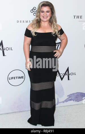 BEVERLY HILLS, LOS ANGELES, CA, USA - Le 13 octobre : la chanteuse Kelly Clarkson arrive au pouvoir des femmes de la variété Los Angeles 2017 tenue à l'hôtel Beverly Wilshire Hotel le 13 octobre 2017 à Beverly Hills, Los Angeles, Californie, États-Unis. (Photo par Xavier Collin/Image Press Office) Banque D'Images