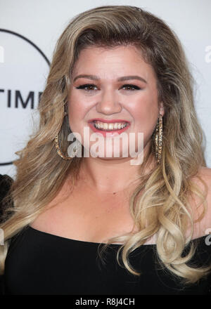 BEVERLY HILLS, LOS ANGELES, CA, USA - Le 13 octobre : la chanteuse Kelly Clarkson arrive au pouvoir des femmes de la variété Los Angeles 2017 tenue à l'hôtel Beverly Wilshire Hotel le 13 octobre 2017 à Beverly Hills, Los Angeles, Californie, États-Unis. (Photo par Xavier Collin/Image Press Office) Banque D'Images