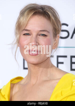 WESTWOOD, LOS ANGELES, CA, USA - Le 12 octobre : L'actrice Renee Zellweger portant une robe Carolina Herrera arrive à la Los Angeles Premiere de Paramount Pictures et pur divertissement Flix's "même genre de différents que moi' tenue à Westwood Village Theatre le 12 octobre 2017 à Westwood, Los Angeles, Californie, États-Unis. (Photo par Xavier Collin/Image Press Office) Banque D'Images