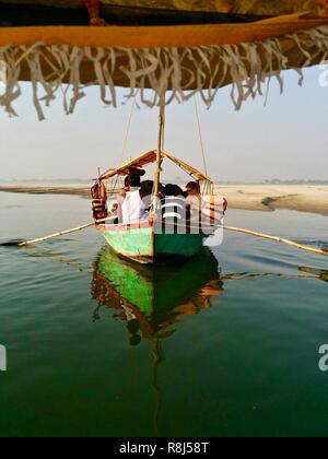 Un bateau de ligne en bois reflétée sur une rivière calme en Inde Banque D'Images