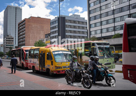 Le trafic important avec les bus publics et les édifices à bureaux. Une rue typique vue de Bogota, Colombie. Sep 2018 Banque D'Images