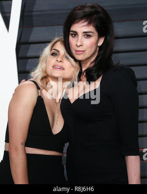 BEVERLY HILLS, LOS ANGELES, CA, USA - 26 février : Stephanie Simbari, Sarah Silverman arrive à la Vanity Fair Oscar Party 2017 tenue à l'Wallis Annenberg Center for the Performing Arts le 26 février 2017 à Beverly Hills, Los Angeles, Californie, États-Unis. (Photo par Xavier Collin/Image Press Office) Banque D'Images