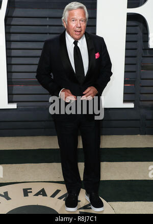 BEVERLY HILLS, LOS ANGELES, CA, USA - 26 février : Robert Kraft arrive à la Vanity Fair Oscar Party 2017 tenue à l'Wallis Annenberg Center for the Performing Arts le 26 février 2017 à Beverly Hills, Los Angeles, Californie, États-Unis. (Photo par Xavier Collin/Image Press Office) Banque D'Images