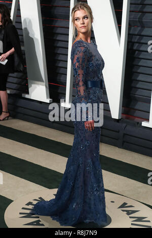 BEVERLY HILLS, LOS ANGELES, CA, USA - 26 février : Nina Agdal arrive à la Vanity Fair Oscar Party 2017 tenue à l'Wallis Annenberg Center for the Performing Arts le 26 février 2017 à Beverly Hills, Los Angeles, Californie, États-Unis. (Photo par Xavier Collin/Image Press Office) Banque D'Images