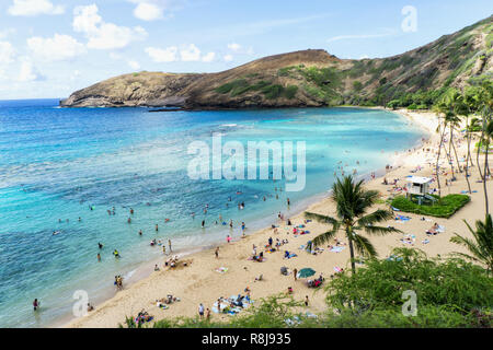 Plage hawaïenne avec foule, Hanauma Bay State Park - Oahu, Hawaii Banque D'Images