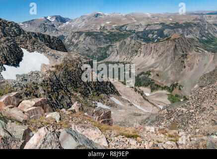 La Montagne du Wyoming oublier à la fin de l'été : le point de vue près du bord de l'autoroute Beartooth dans nord du Wyoming montre des taches de neige sur pe Banque D'Images