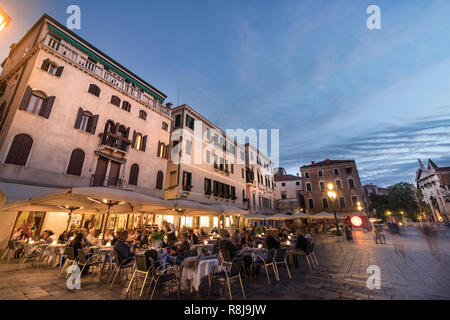 Venise, Itraly - Septembre 24th, 2018 : les gens dans les restaurants de la place Saint-Marc de Venise en Italie, le soir. Banque D'Images