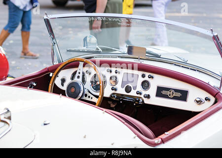 Ancona , Italie - Septembre 23th, 2018 : Volant et tableau de bord d'une MG MGA 1960 - 61 vintage car lors d'une exposition de voitures anciennes à Ancône, en Italie. Banque D'Images