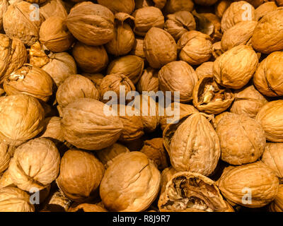 Fond d'écrous. La texture de la noix. Noix de groupe sur fond de bois. Concept de la saine alimentation biologique. Vue depuis le haut. focus sélectif. Banque D'Images