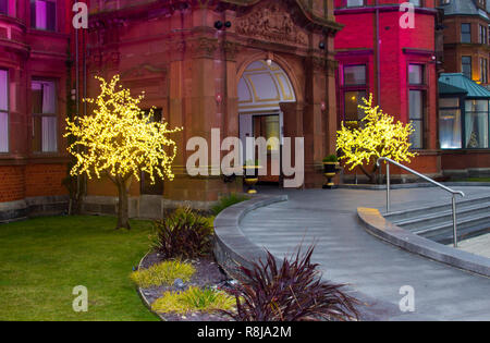 14 décembre 2018 Slieve Donard Hotel Newcastle County Down. Les lumières de Noël à l'entrée de ce luxueux hôtel en fin d'après-midi au crépuscule. Ces Banque D'Images