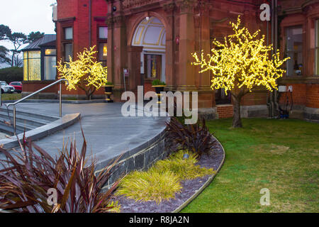 14 décembre 2018 Slieve Donard Hotel Newcastle County Down. Les lumières de Noël à l'entrée de ce luxueux hôtel en fin d'après-midi au crépuscule. Ces Banque D'Images