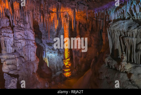 Stalactites et stalagmites dans Avshalom grotte dans les montagnes, Judeah Israël Banque D'Images