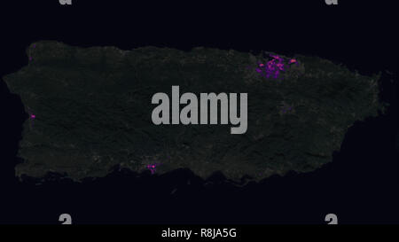 Une vue composite de Porto Rico à partir de l'espace au cours de la période du 20 septembre - 20 novembre 2017 montrant les feux électriques seulement suite à la destruction de la grille d'alimentation à la suite du cyclone Maria qui fouetté l'île provoquant la panne d'électricité la plus longue de l'histoire des États-Unis et au moins 90 milliards de dollars en dommages-intérêts. L'image a été créé en utilisant des images satellite de l'imagerie infrarouge visible à bord du radiomètre Suomi NPP satellite. La capitale et plus grande ville San Juan peut être vu dans le coin supérieur droit et la deuxième ville de Ponce en bas à gauche. Banque D'Images