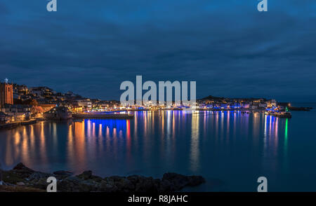 Les lumières de Noël Réflexions sur la mer St Ives Cornwall UK Banque D'Images