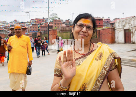 Femme indienne forme à l'extérieur du temple de Pashupatinath sacré hindou à Katmandou, Népal Banque D'Images