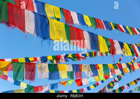 Drapeaux de prière volant à la Stupa Boudhanath à Katmandou, Népal Banque D'Images