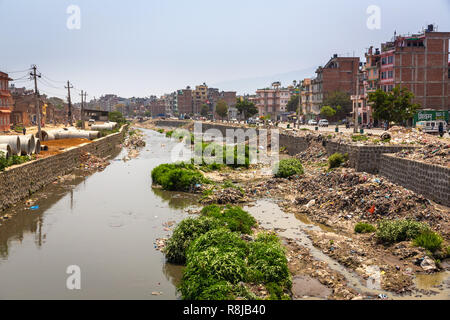 Vue de la rivière Bagmati polluée à Katmandou, Népal Banque D'Images