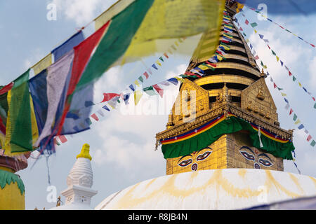 Stupa principal et les drapeaux de prières au Temple de Swayambhunath (Monkey), Katmandou, Népal, Asie Banque D'Images