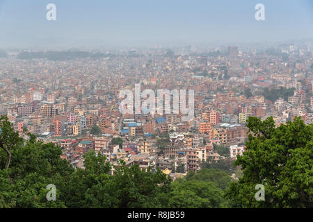Vue panoramique sur la ville de Katmandou à partir de ci-dessus au Temple de Swayambhunath (Monkey), Katmandou, Népal, Asie Banque D'Images
